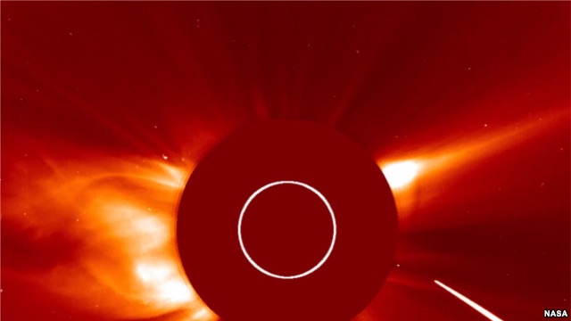 Comet crashes and burns as it passes the sun [Video]