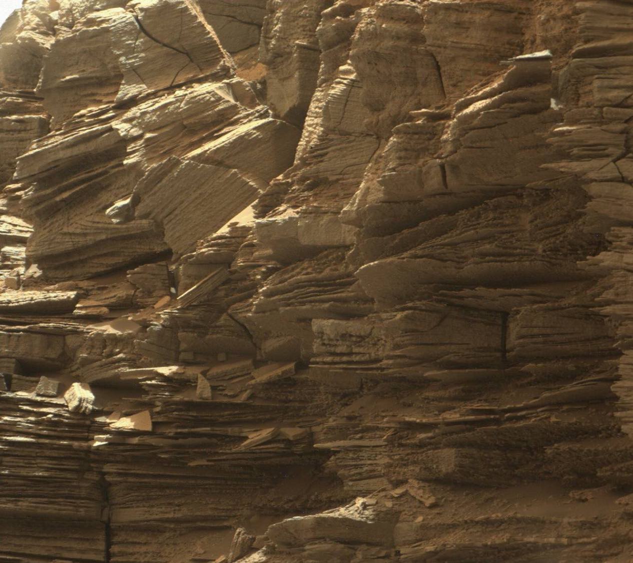 Nasa's Curiosity rover sends new images of Mars rock formations