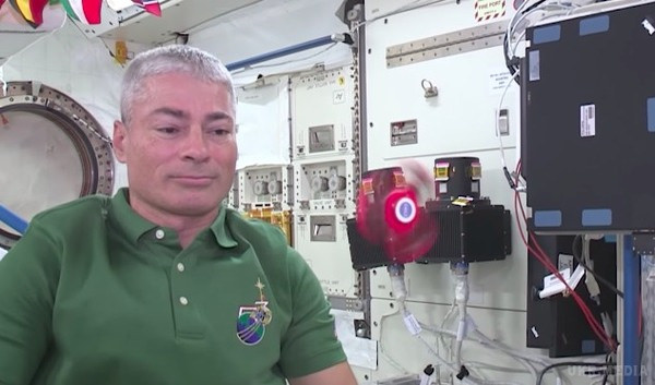 Astronauts play with a fidget spinner in space (Video)