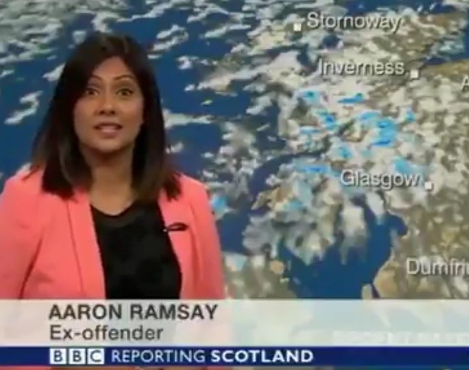 BBC Weather presenter can't control giggles after technical hitch (Watch)