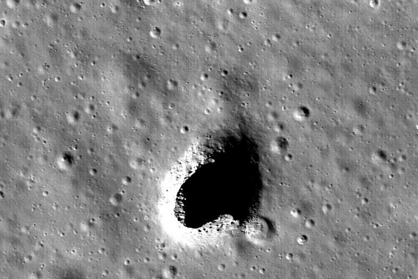 Huge cave found on moon, could house astronauts (Photo)