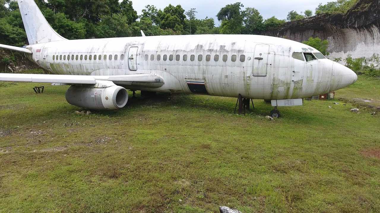 Mystery of the abandoned plane in Bali (Picture)