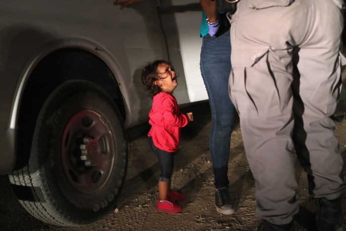 Crying toddler photo at US-Mexico border