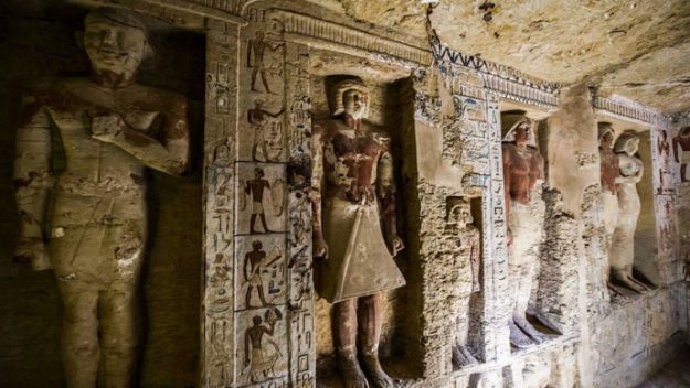 4,400 tomb discovered in a pyramid complex