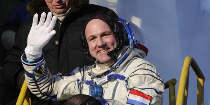 Astronaut calls 911 From Space, they’re just like us!