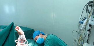 Surgeon falls asleep after 20 hours non-stop to save urgent patients