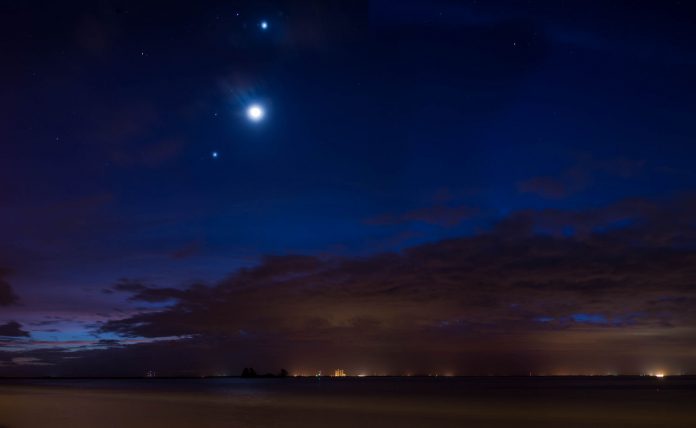 Jupiter, Venus Align With Moon In Oklahoma Sky (Reports)