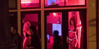 Amsterdam to ban tours of red-light district (Reports)