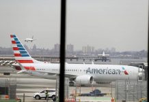 Man jumps off plane after spraying passengers (Reports) Man jumps off plane after spraying passengers (Reports)