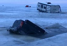 Trucks fall through the ice on Lake Winnipeg (Picture) Trucks fall through the ice on Lake Winnipeg (Picture)