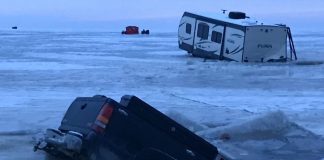 Trucks fall through the ice on Lake Winnipeg (Picture) Trucks fall through the ice on Lake Winnipeg (Picture)