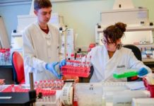 Coronavirus: UK government criticised for lack of NHS staff testing Coronavirus: UK government criticised for lack of NHS staff testing