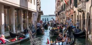 Venetian gondola: history of the most typical boat in Venice Venetian gondola: history of the most typical boat in Venice