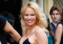 Actress Pamela Anderson Takes PPE to the Airport Actress Pamela Anderson Takes PPE to the Airport