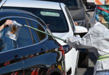 Coronavirus US live updates: Health care workers experience reactions to COVID vaccine Coronavirus US live updates: Health care workers experience reactions to COVID vaccine