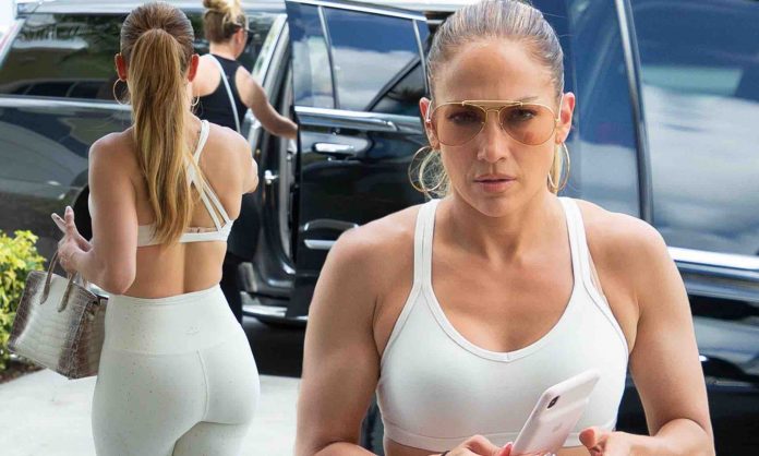 Jennifer Lopez bares washboard abs in tiny sports bra (Picture)